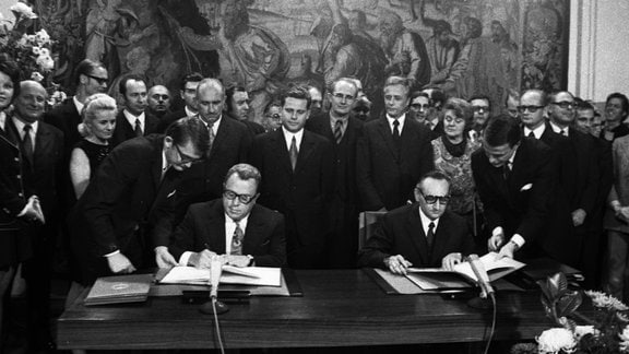 Im Palais Schaumburg im Gobelinsaal wurde am 8.11.1972 der Grundlagenvertrag zwischen der BRD und DDR von den Unterhändlern Michael Kohl DDR und Egon Bahr BRD unterzeichnet.