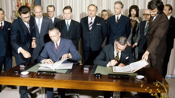 Günter Gaus und der stellvertretende Außenminister Nier unterzeichnen 1974 das Protokoll