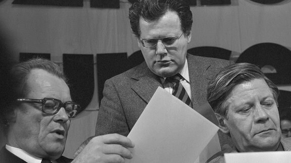 Bundeskanzler Willy Brandt links, SPD-Vorsitzender, und sein Mitarbeiter Günter Guillaumne, Referent fü Parteiangelegenheiten, rechts: Helmut Schmidt, beim SPD-Parteitag vom 10.-14. April 1973 in Hannover