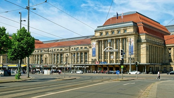 Der Hauptbahnhof in Leipzig, davor eine mehrspurige Straße