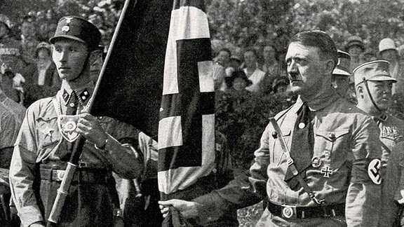Adolf Hitler mit Blutfahne