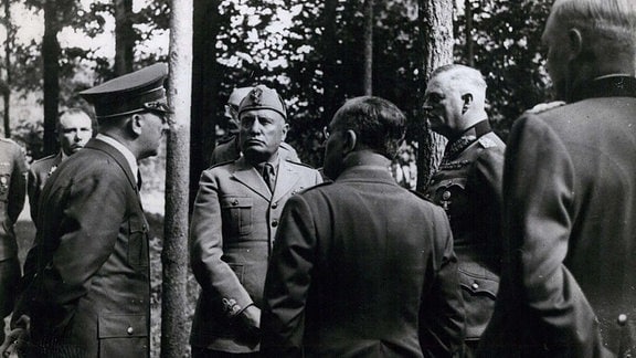 Hitler Mussolini und Keitel in der Wolfsschanze