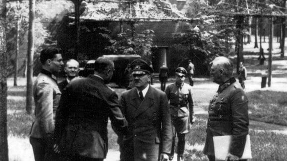 Hitler Stauffenberg und Keitel in der Wolfsschanze am 15. Juli 1944