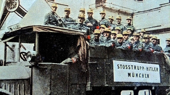 Hitlerputsch in München,, 1923 - Nazisturmtrupp auf einem LKW mit der Aufschrift «Stosstruppitler München»