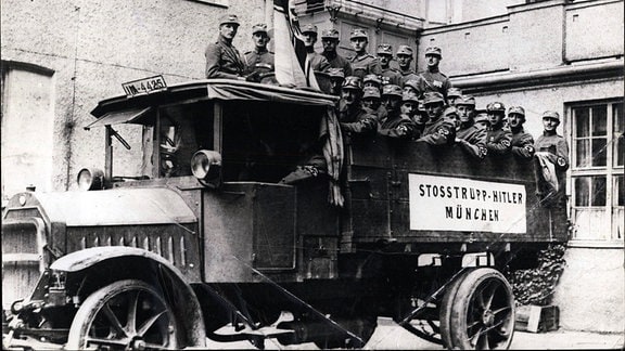 Hitlerputsch in München,, 1923 - Nazisturmtrupp auf einem LKW mit der Aufschrift «Stosstruppitler München»