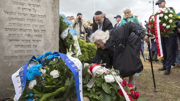Alicja Maria Schnepf - Gerechte unter den Völkern , Michael Schudrich, der Oberrabbiner von Polen legen Kränze nieder am Denkmal.