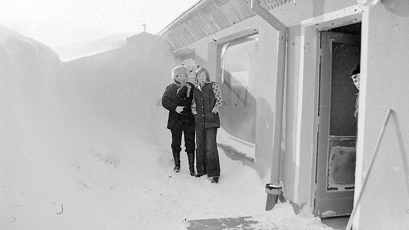 Zwei Frauen stehen vor hohen Schneebergen