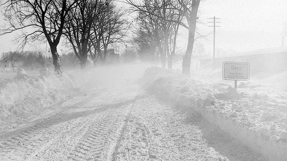 Eine schneebedeckte Straße.