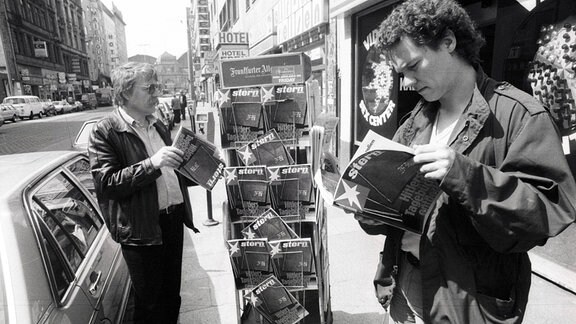 Leser blättern im Stern mit der Titelstory - Hitlers Tagebücher entdeckt - an einem Kiosk, 1983.