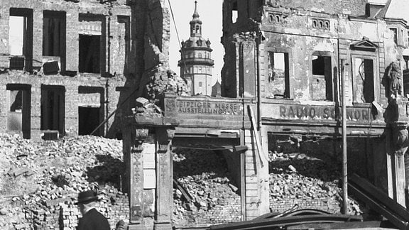 Ruine von Kochs Hof, im Hintergrund der Turm der Nikolaikirche, 1945