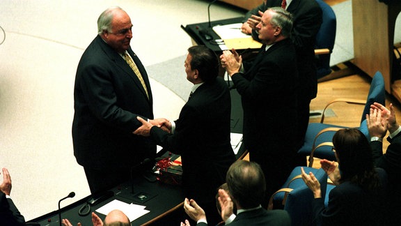 Helmut Kohl und Gerhard Schröder im Bundestag 1998
