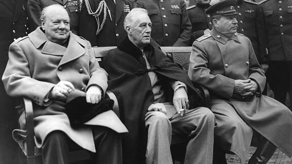 Premierminister Winston Churchill, Präsident Franklin D. Roosevelt und Marschall Joseph Stalin im Palast in Jalta.