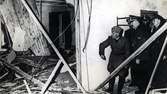 Hitler und Mussolini besichtigen Kartenraum der Lagebaracke in Wolfsschanze nach Anschlag 20. Juli 1944
