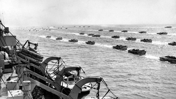 Landungsfahrzeuge auf dem Weg zu den Stränden der Normandie 1944