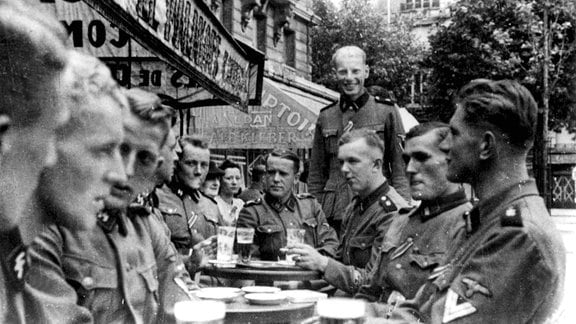Angehörige der Leibstandarte Adolf Hitler in Paris