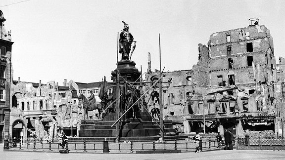 Siegesdenkmal (abgerissen 1946) vor der zerstörten Nordseite des Marktes, 1945, Leipzig, Sachsen, DDR