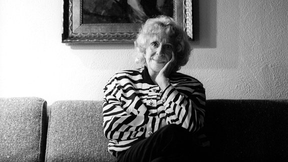 Leni Riefenstahl vor einem Porträt als Tänzerin