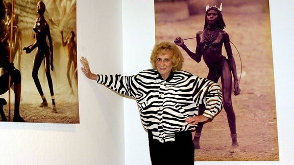 Filmregisseurin Leni Riefenstahl (GER) in ihrem Haus in Pöcking vor ihren Aufnahmen des Naturvolkes der Nuba