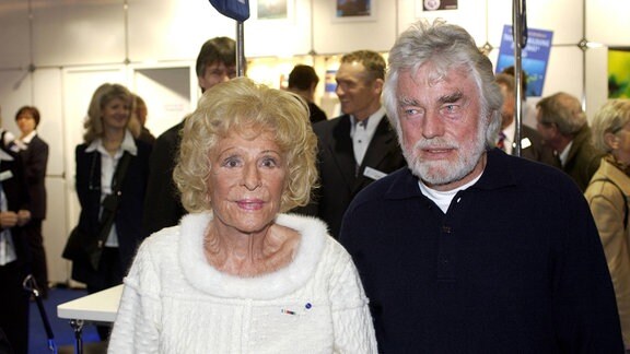 Filmregisseurin Leni Riefenstahl (GER) mit ihrem Tauchlehrer Günter Stolberg zu Gast auf der BOOT 2003 in Düsseldorf