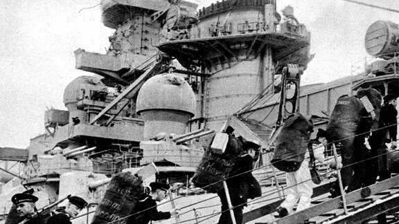 Matrosen gehen an Bord der Scharnhorst