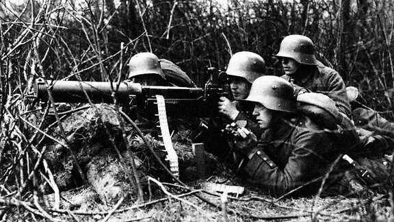 Deutscher MG-Trupp mit Maschinengewehr 08/15 1917 an der Westfront
