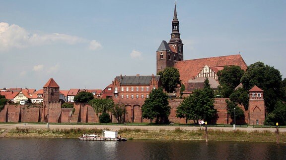 Eine Altstadt, deren Gebäude aus rotem Backstein bestehen.
