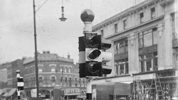 Menschen stehen 1934 an einer Ampelkreuzung in Stoke Newington.