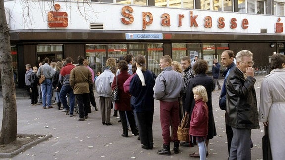 Ostdeutsche stehen 1989 vor einer Sparkassen-Filiale in Berlin für das Begrüßungsgeld an. 