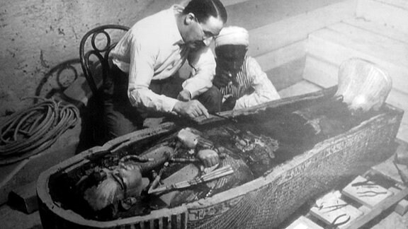 Zwei Männer am Grab des Pharaos Tutanchamun im Tal der Könige.