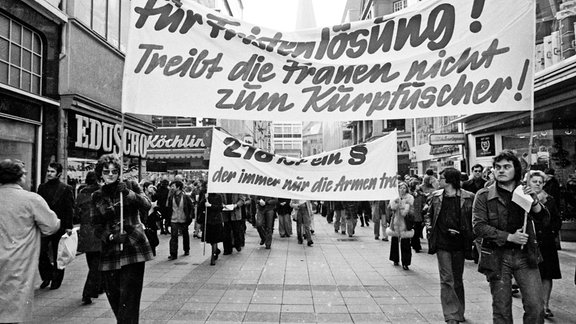 Mehrere hundert Frauen und einige Männer demonstrieren 1975 in Bonn gegen den § 218 und für eine Fristenlösung