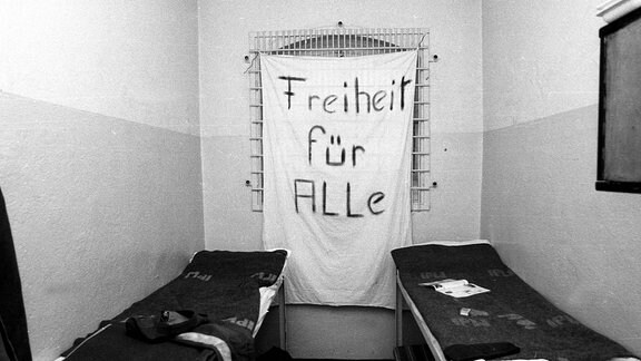 Freiheit für alle - Beschriftetes Bettlaken formuliert die Forderung nach einer Generalamnestie für die Häftlinge des Bautzener Gefängnisses