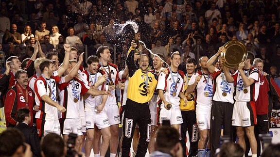 Europameister Deutschland um Torwart Christian Ramota (12) und Pascal Hens (2) feiert den Titel mit Sekt und Trophäe Handball EM Herren Europameisterschaft 2004