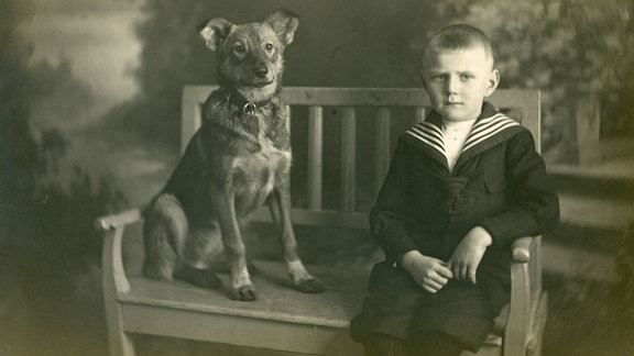 Junge mit Hund 1920