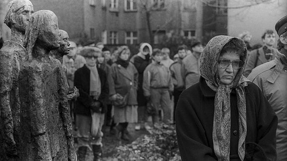 Menschen 1988 bei einer Gedenkveranstaltung zur "Fabrikaktion" in Berlin