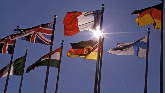 Die Nationalfahnen der Teilnehmerländer flattern im Sonnenschein während der Eröffnungszeremonie der Olympischen Spiele 1980 in Lake Placid.