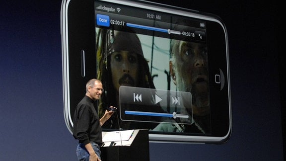 Steve Jobs präsentiert ein iPhone