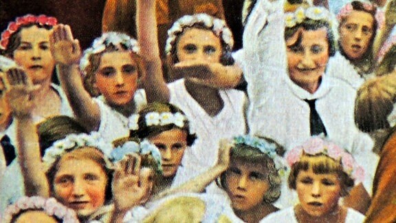 Mädchen zeigen 1933 den Hitlergruß