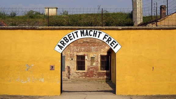 Schriftzug "Arbeit macht frei" am Eingang des ehemaligen Konzentrationslagers Theresienstadt in Terezin.