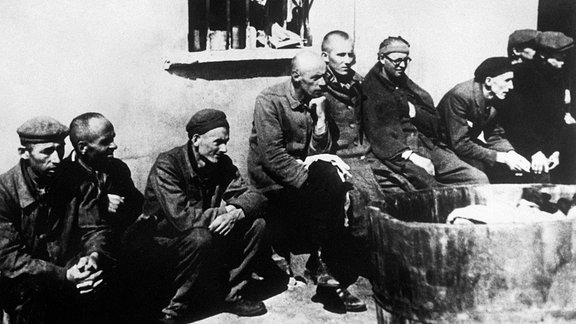Häftlinge des Konzentrationslagers Terezin sind nach der Befreiung der Roten Armee im Mai 1945 zu sehen.