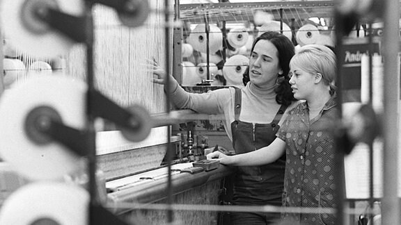 Zwei junge Textilarbeiterinnen im VEB Malitex Hohenstein-Ernsthal, 1974