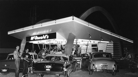 Kunden in einem der ersten McDonald s-Restaurants, die Ray Kroc am 15. April 1955 in Des Plaines, Illinois, in der Nähe von Chicago eröffnete