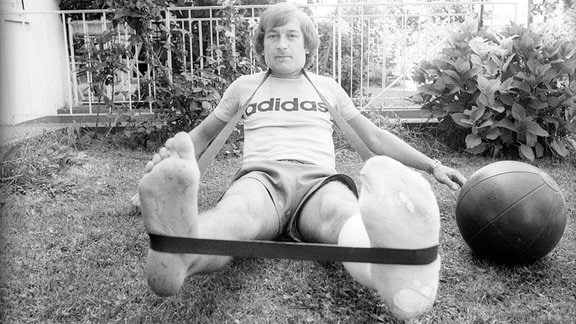 Rainer Potschak (Stuttgarter Kickers) trainiert mit Gummiband und Medizinball, 1975
