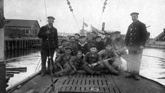 Mannschaft an Deck des U-Bootes U-81.