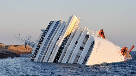 2012 Giglio - Kreuzfahrtschiff - Costa Concordia - läuft vor der italienischen Mittelmeerküste auf Grund