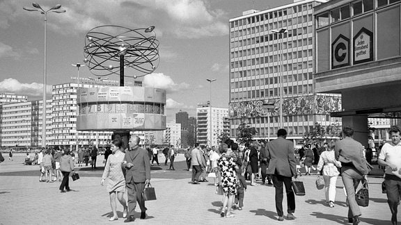 Urania Weltzeituhr auf dem Alexanderplatz in der Hauptstadt Berlin kurz nach der Aufstellung 1969.