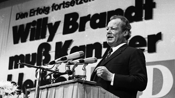 Willy Brandt vor einem Rednerpult.