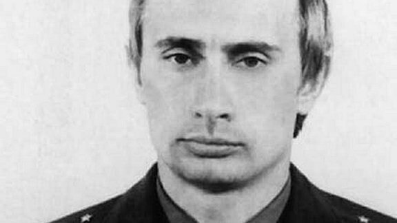 Wladimir Putin 1980 in KGB-Uniform