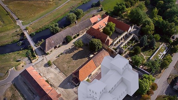 Rekosntruktion der ottonischen Monumentalkirche in eine Luftbild der Klosteranlage 