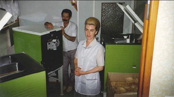 Chefin Karin Winter und ein Mitarbeiter befüllen Softeis-Maschinen in der „Eishalle“ an der Kaßberg-Auffahrt in Karl-Marx-Stadt, Aufnahme aus den 1980er-Jahren