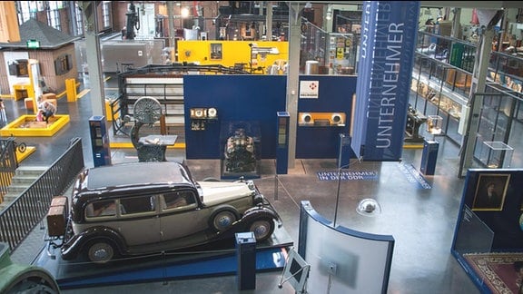 Industriemuseum Chemnitz. Innenansicht, Ausstellung. Im Vordergrund: Abteilung Unternehmer in der DDR. Eine beigefarbene Pullman-Limousine aus den Jahren 1935/1936.